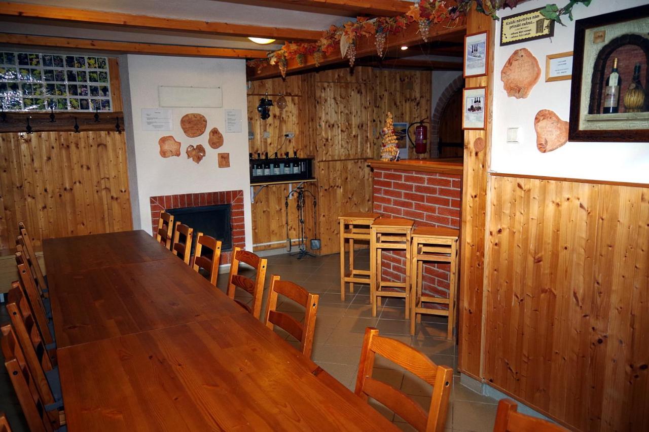 Appartement Sklep U Veselych à Mutěnice Extérieur photo